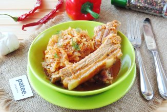 Свиные ребрышки с квашеной капустой в духовке