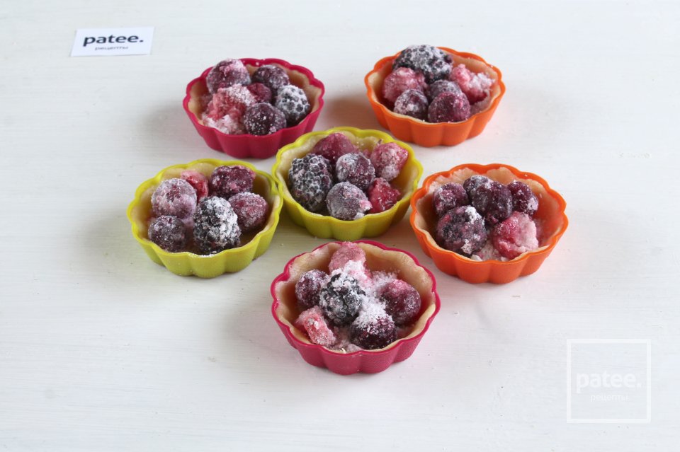 Песочные корзинки с замороженными ягодами - Шаг 12