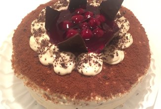 Шоколадный торт с творожным кремом и вишней