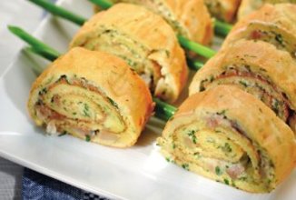 Яичный рулет с сыром и зеленью