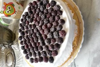 Торт с черной малиной