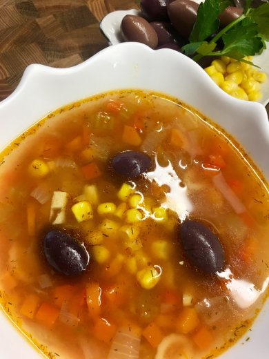 "Супчик-голубчик" с молодой морковью, сельдереем и сладкой кукурузой.