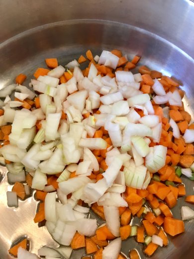 "Супчик-голубчик" с молодой морковью, сельдереем и сладкой кукурузой. - Шаг 4