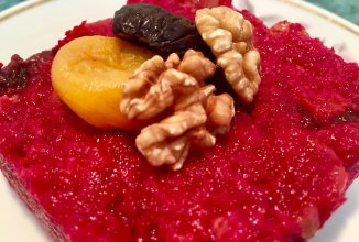 Свекольный салат с сухофруктами и грецким орехом