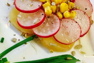 Постный салат "Цветочек Аленький " с редисом, подростками пажитника, и ароматным маслом.