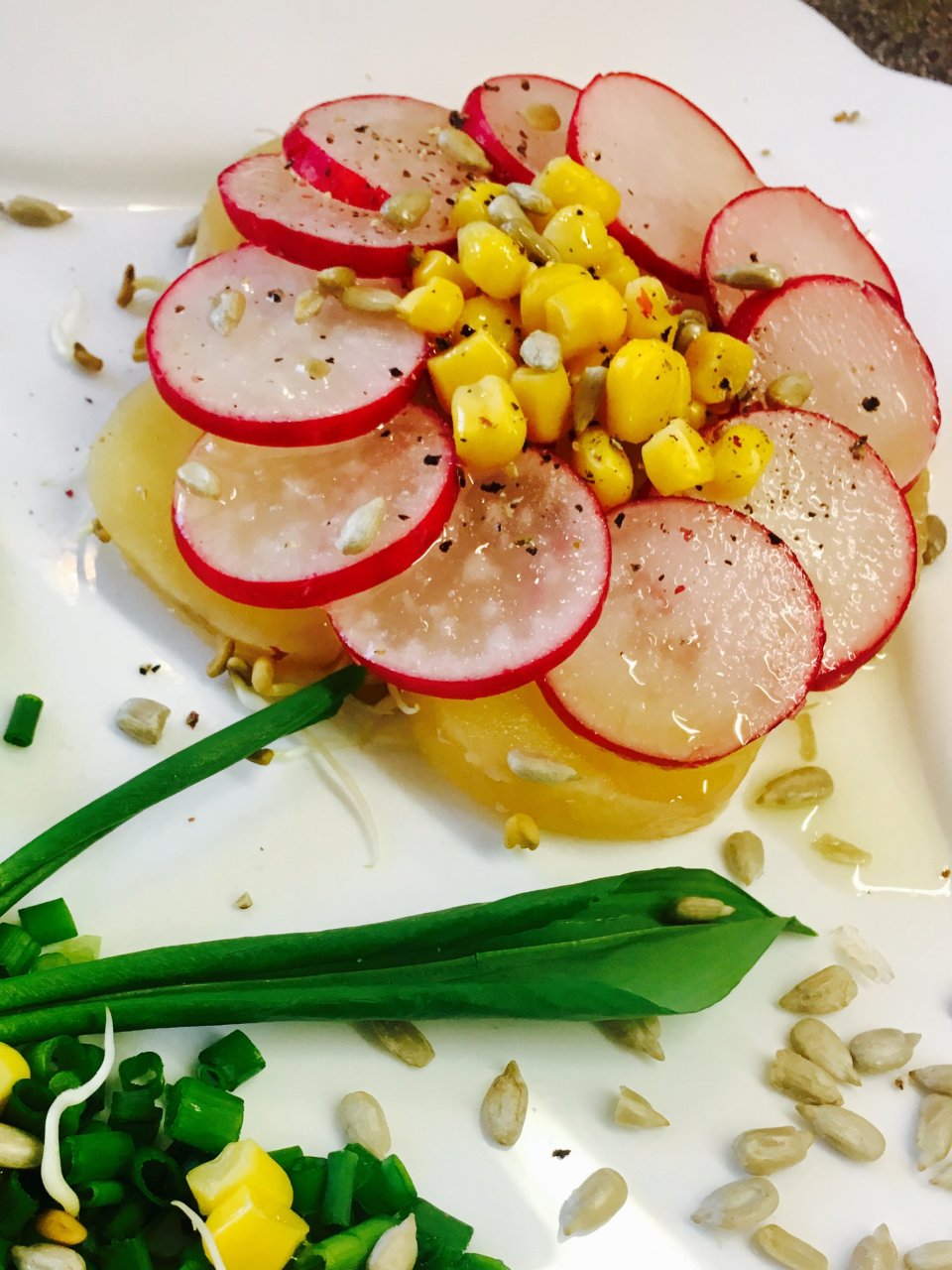 Постный салат "Цветочек Аленький " с редисом, подростками пажитника, и ароматным маслом.