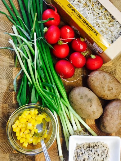 Постный салат "Цветочек Аленький " с редисом, подростками пажитника, и ароматным маслом. - Шаг 1