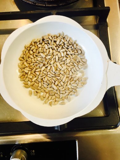 Постный салат "Цветочек Аленький " с редисом, подростками пажитника, и ароматным маслом. - Шаг 2