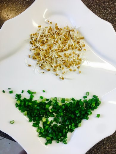 Постный салат "Цветочек Аленький " с редисом, подростками пажитника, и ароматным маслом. - Шаг 3