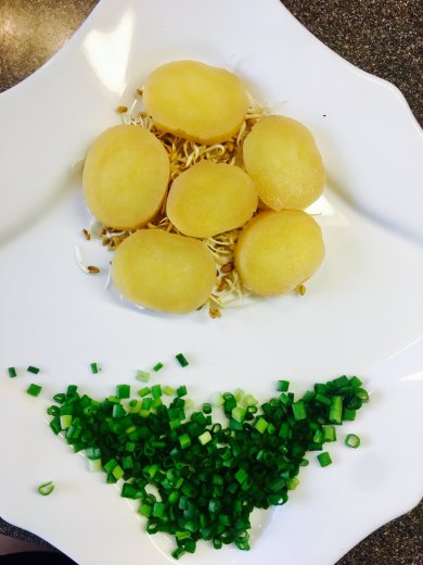 Постный салат "Цветочек Аленький " с редисом, подростками пажитника, и ароматным маслом. - Шаг 4