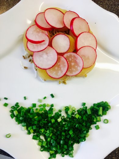 Постный салат "Цветочек Аленький " с редисом, подростками пажитника, и ароматным маслом. - Шаг 5