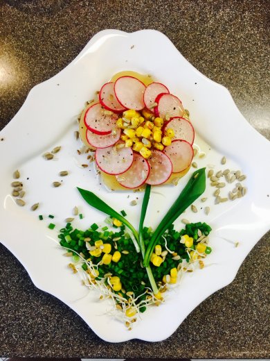 Постный салат "Цветочек Аленький " с редисом, подростками пажитника, и ароматным маслом. - Шаг 6