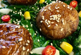 Постная закуска "Грибная поляна" из шампиньонов-гриль и шпината.