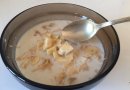 Овсяные хлопья с бананом, молоком и мёдом