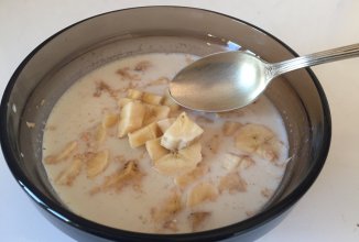 Овсяные хлопья с бананом, молоком и мёдом