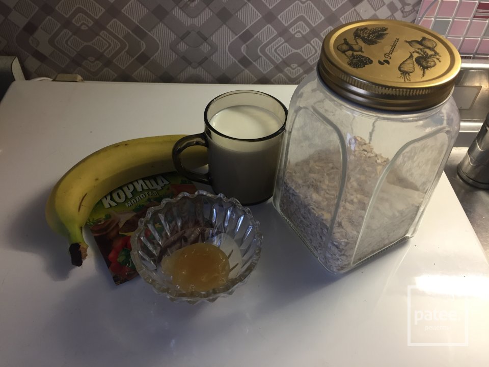 Овсяные хлопья с бананом, молоком и мёдом - Шаг 1