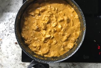 Куриная грудка с овощами и соусом