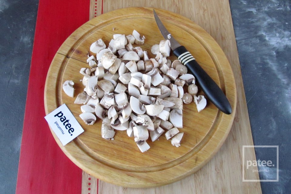 Руляда из курицы с омлетом и грибами - Шаг 10