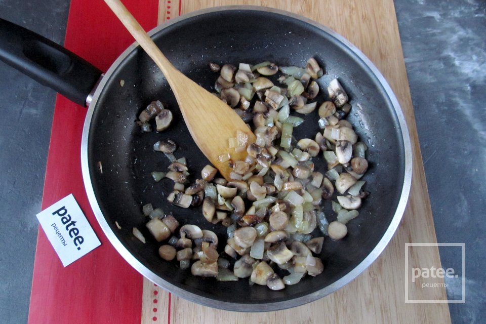 Руляда из курицы с омлетом и грибами - Шаг 12