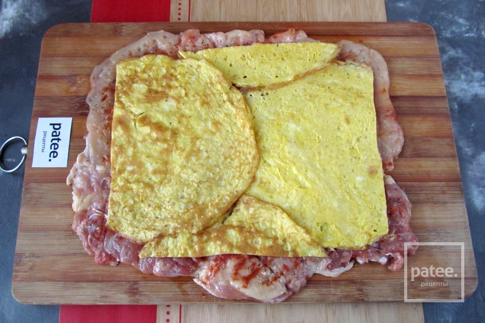 Руляда из курицы с омлетом и грибами - Шаг 17
