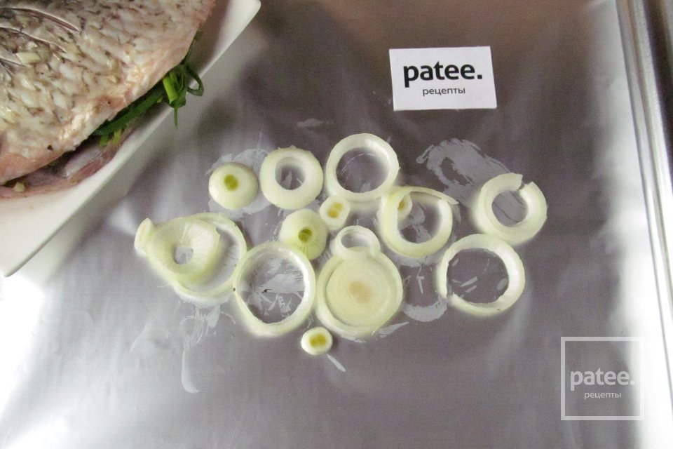 Карась, запеченный в духовке в фольге - Шаг 11