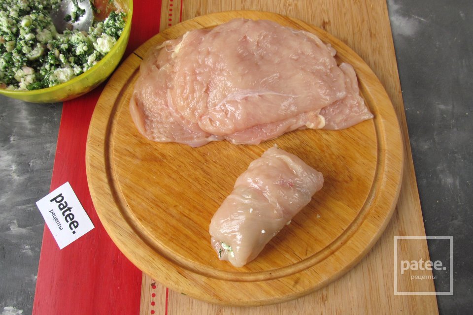 Куриные рулетики с творогом и зеленью - Шаг 11