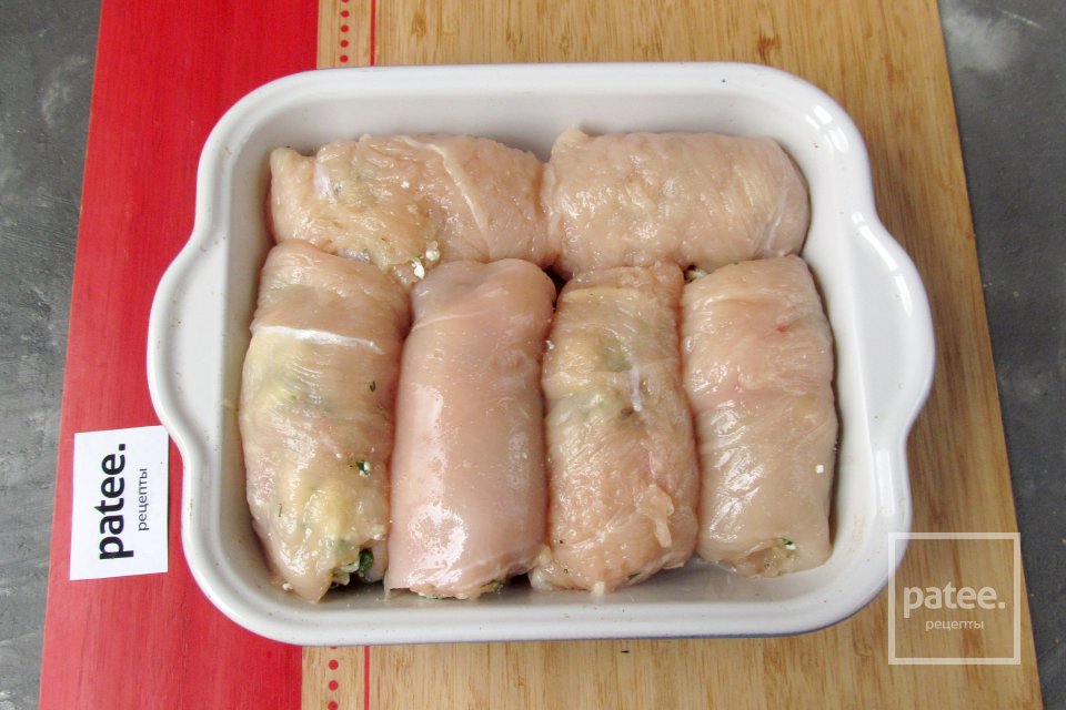 Куриные рулетики с творогом и зеленью - Шаг 12