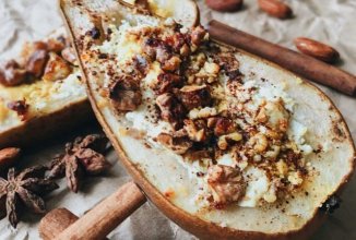 Груша, запечённая с творогом, мёдом и корицей