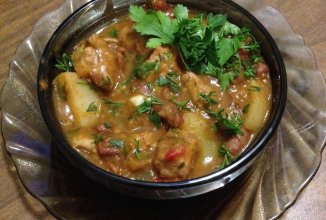 Мясо тушёное с овощами и фасолью.