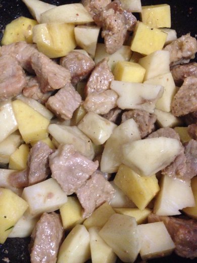 Мясо тушёное с овощами и фасолью. - Шаг 2