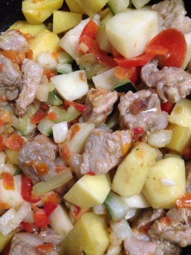 Мясо тушёное с овощами и фасолью. - Шаг 3