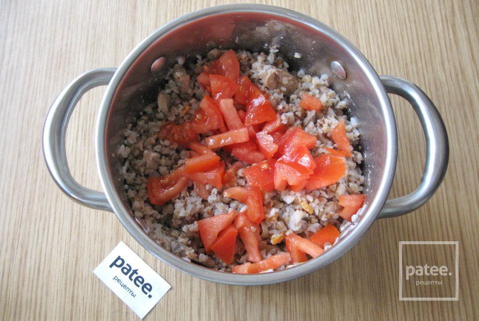 Постная гречневая каша с грибами и помидорами - Шаг 10