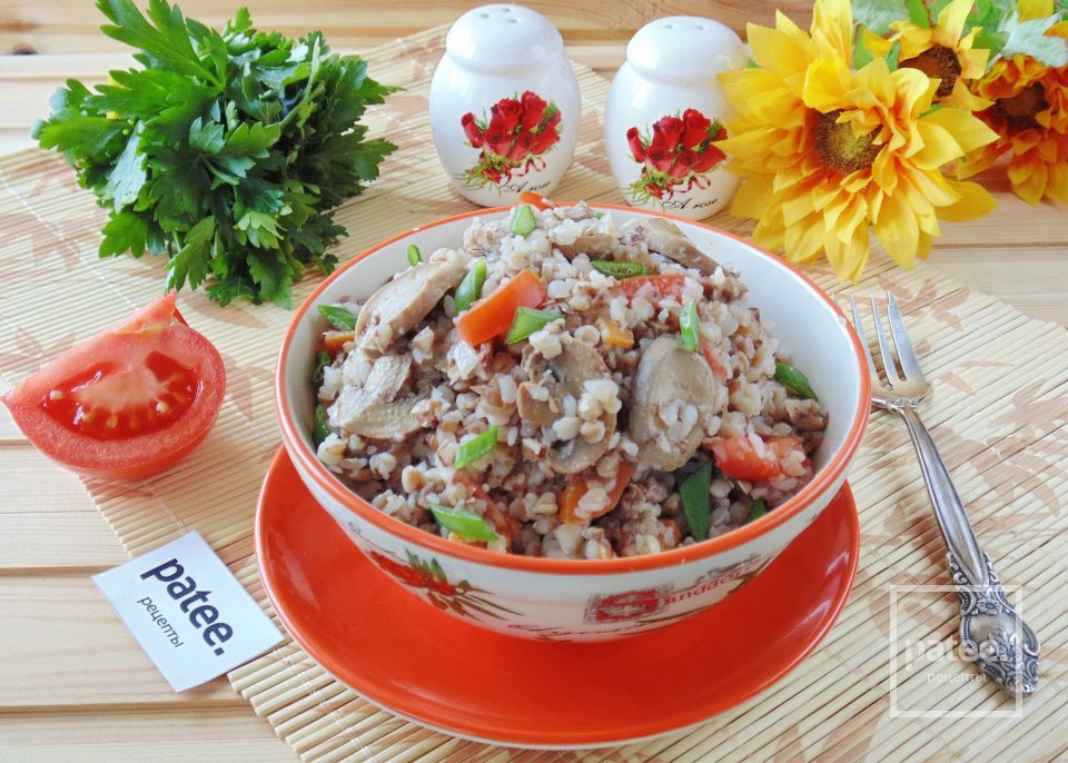 Постная гречневая каша с грибами и помидорами - Шаг 11