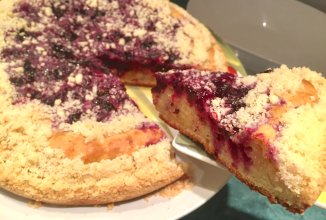 Сметанный пирог с чёрной смородиной