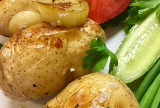 Молодой запечёный картофель с розмарином, чесноком и морской солью