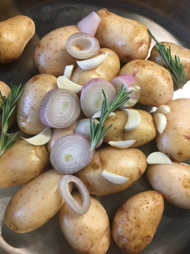 Молодой запечёный картофель с розмарином, чесноком и морской солью - Шаг 3