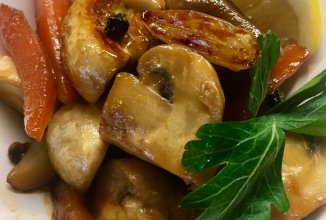 Грибочки томленые в белом вине и подрумяненные в соусе Терияки.