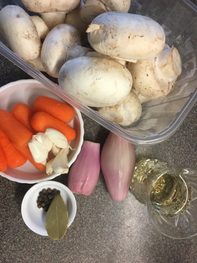 Грибочки томленые в белом вине и подрумяненные в соусе Терияки. - Шаг 1