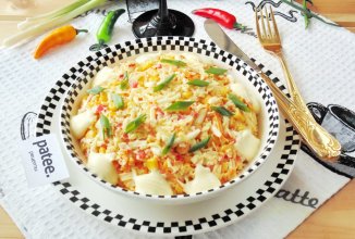 Салат с крабовыми палочками, кукурузой и луком