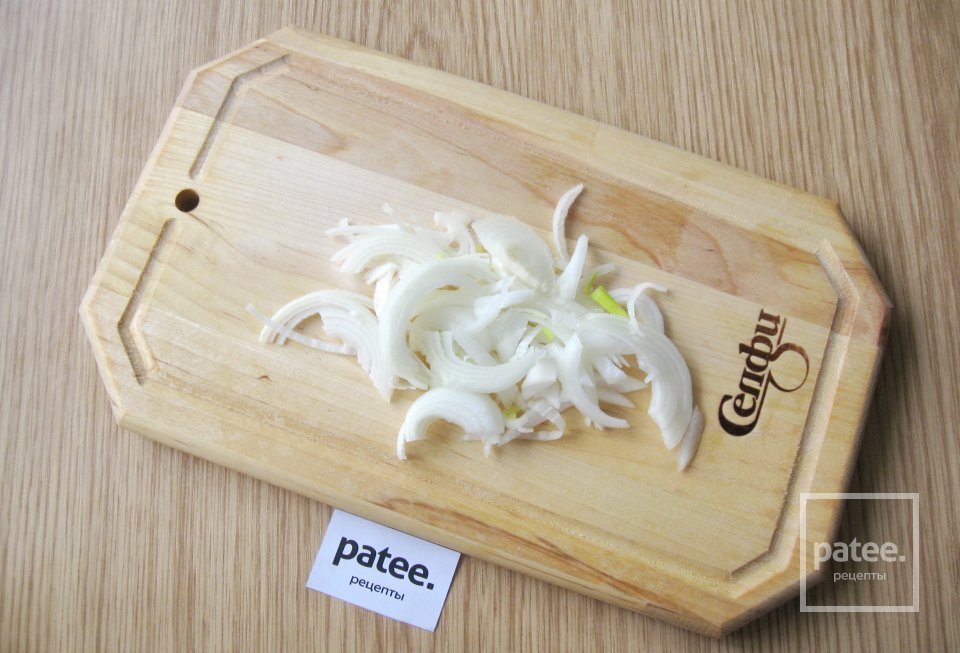 Салат с крабовыми палочками, кукурузой и луком - Шаг 2