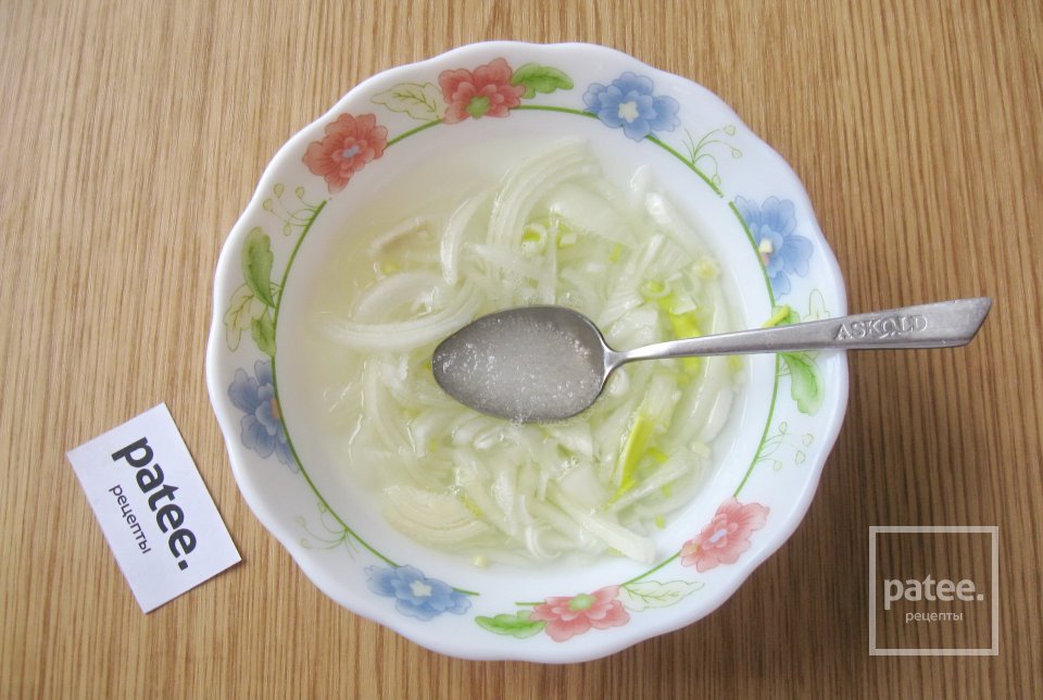 Салат с крабовыми палочками, кукурузой и луком - Шаг 4