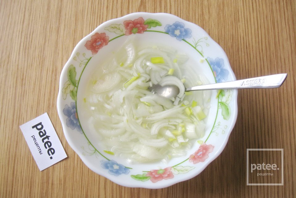 Салат с крабовыми палочками, кукурузой и луком - Шаг 5