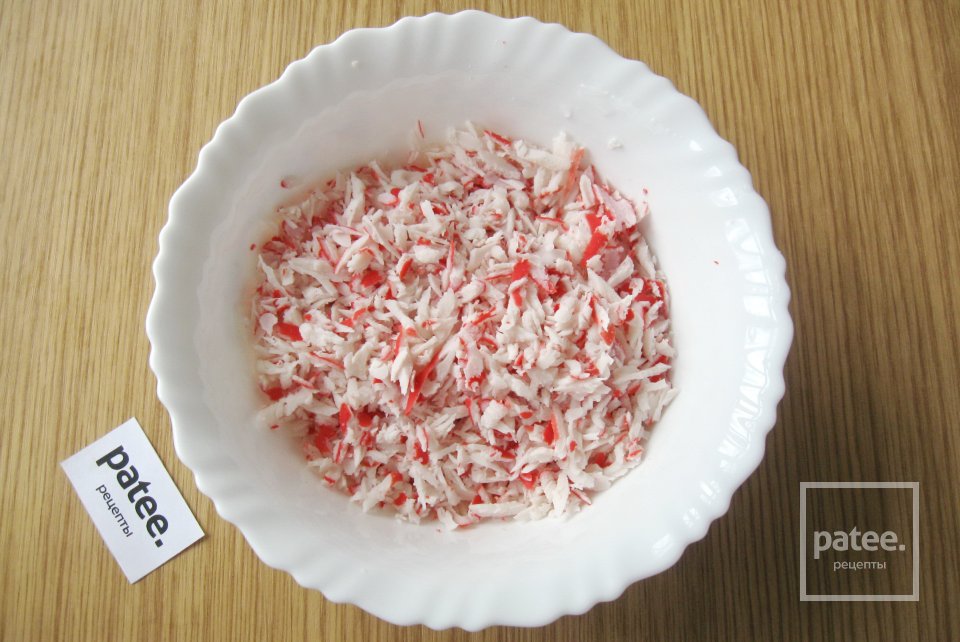 Салат с крабовыми палочками, кукурузой и луком - Шаг 6