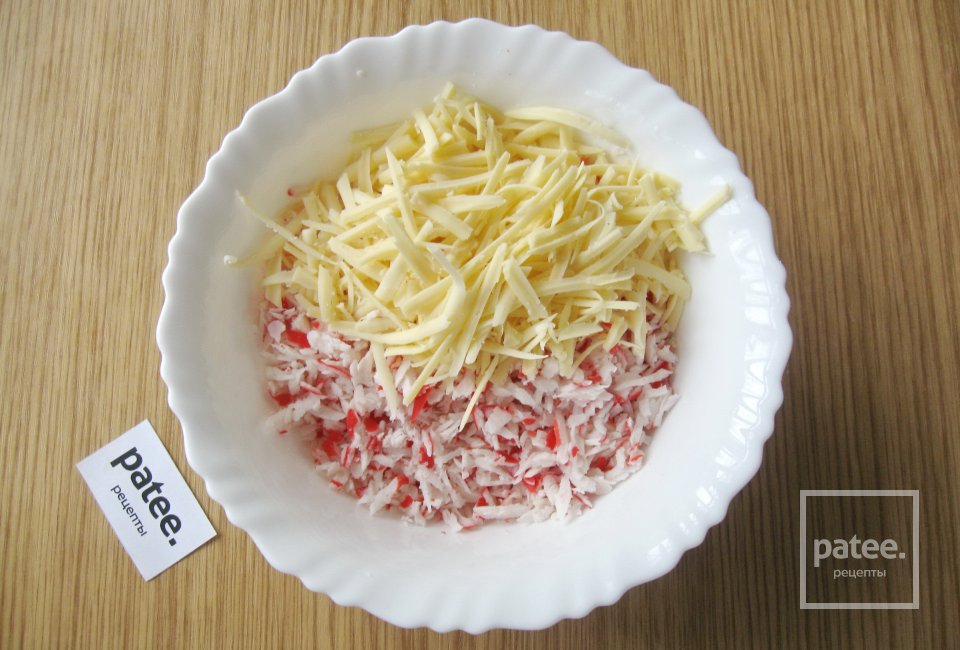 Салат с крабовыми палочками, кукурузой и луком - Шаг 7