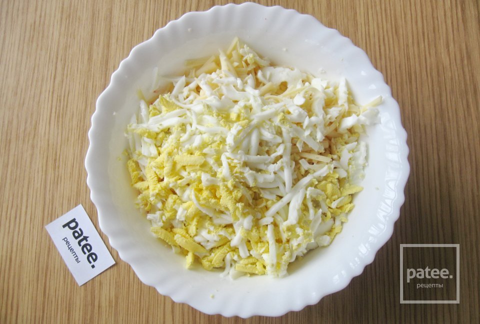 Салат с крабовыми палочками, кукурузой и луком - Шаг 8