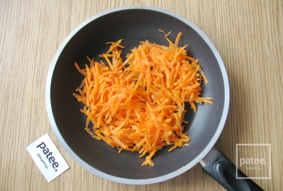 Салат с крабовыми палочками, кукурузой и луком - Шаг 10