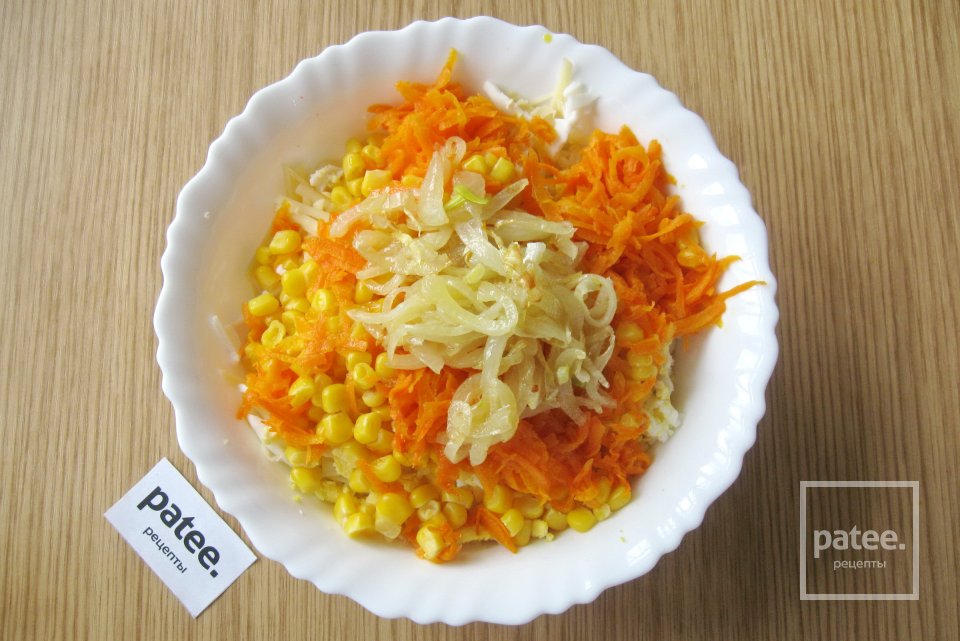 Салат с крабовыми палочками, кукурузой и луком - Шаг 15