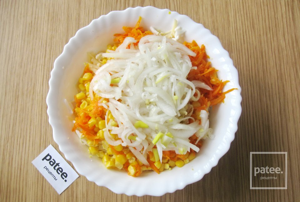 Салат с крабовыми палочками, кукурузой и луком - Шаг 16