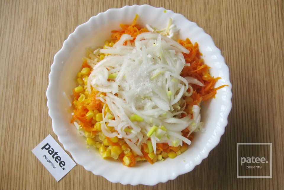 Салат с крабовыми палочками, кукурузой и луком - Шаг 17