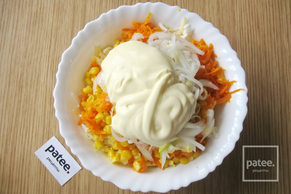 Салат с крабовыми палочками, кукурузой и луком - Шаг 18